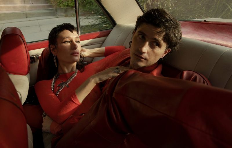 Twee figuren liggen op de achterbank van een auto in een foto die is gemaakt met een Canon EOS-1D X Mark III door Wanda Martin.