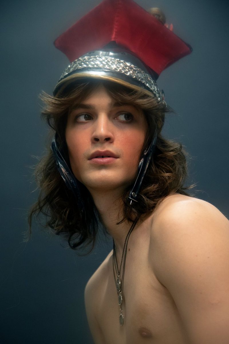 Een figuur met blote schouders wordt gefotografeerd met een statige hoed op een foto die is gemaakt met een Canon EOS-1D X Mark II door Wanda Martin.