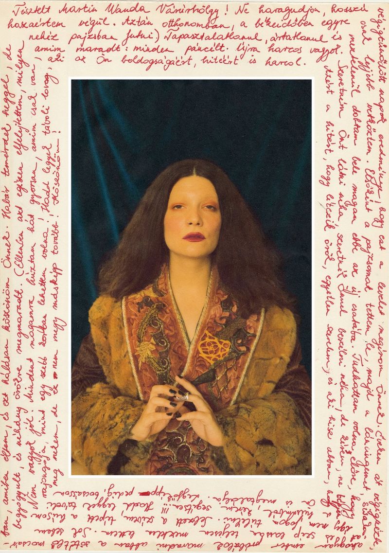 Een foto van Wanda Martin in een outfit uit de Romantiek, omringd door tekst in een afbeelding die deel uitmaakt van haar zelfportret- en collageserie ‘Songs of Innocence and Experience’.
