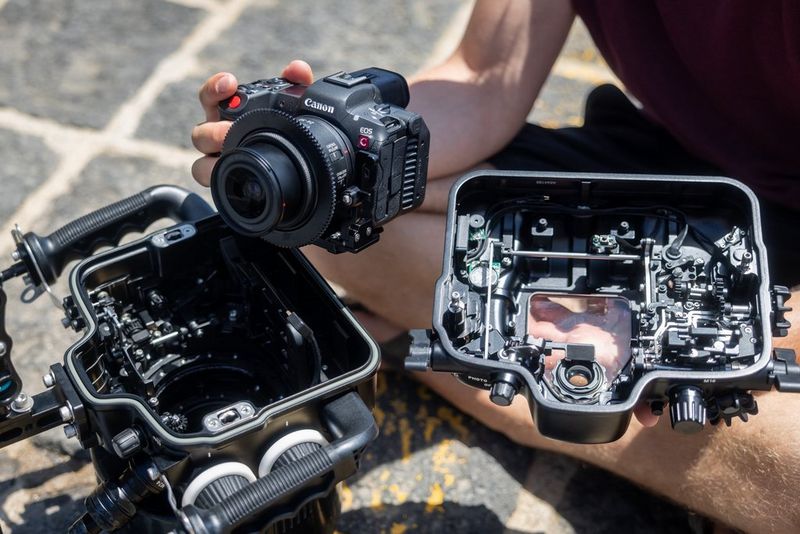 Nicolai Deutsch, videomaker subacqueo, tiene in mano Canon EOS R5 C prima di inserirla nella sua custodia impermeabile.