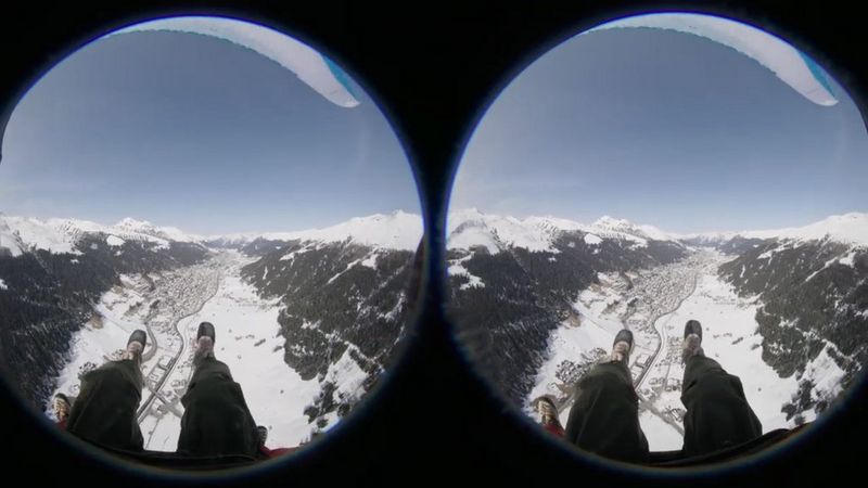 Due immagini fisheye aeree affiancate di un paesaggio montano innevato, con dei piedi visibili in primo piano e la vela di un parapendio sopra.