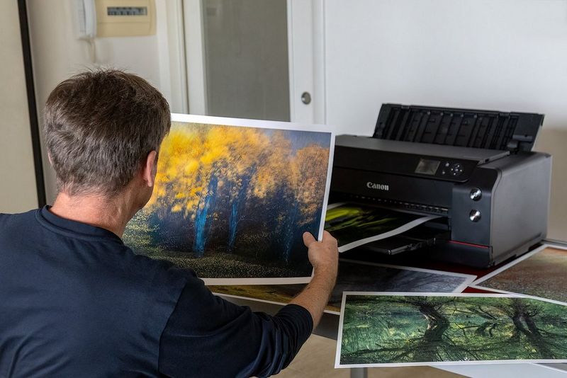 Landschapsfotograaf Mauro Tronto houdt een foto omhoog die is geprint met een Canon imagePROGRAF PRO-1000-printer.