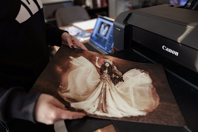 Photo d'une femme portant une couronne et une robe de bal sophistiquée qui se soulève de part et d'autre sortant d'une Canon imagePROGRAF PRO-1000. Photo prise par Menna Hossam avec un Canon EOS R5.