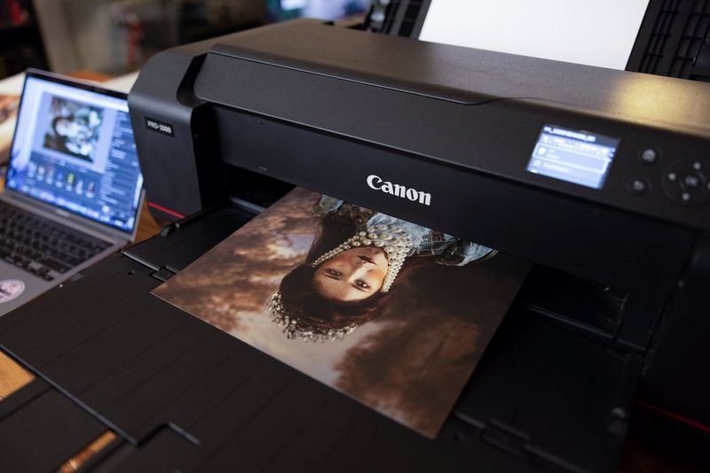 Photo d'une femme portant une couronne et un collier de perles sophistiqué sortant d'une Canon imagePROGRAF PRO-1000.