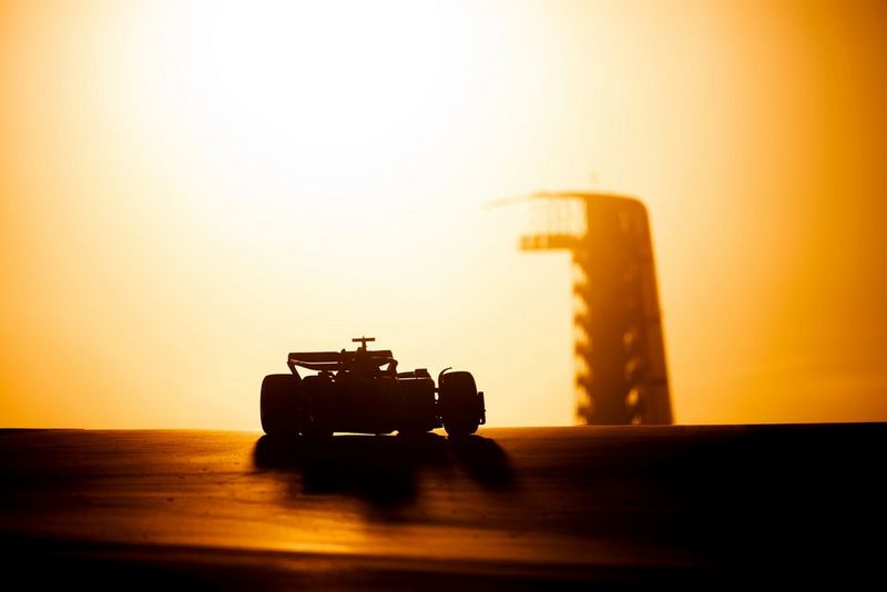 Een silhouet van een Formule 1-auto met de zon op de achtergrond, gefotografeerd met een Canon EOS R3 en een Canon RF 400mm F2.8L IS USM-objectief door Vladimir Rys.