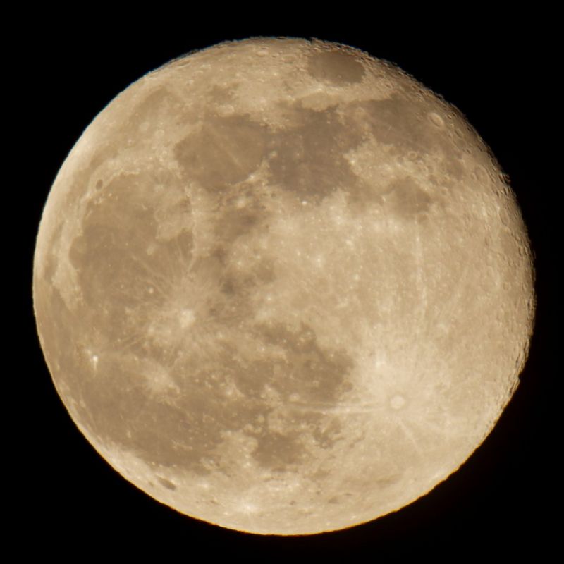 Крупный план поверхности луны, созданный с помощью супертелеобъектива и экстендера.