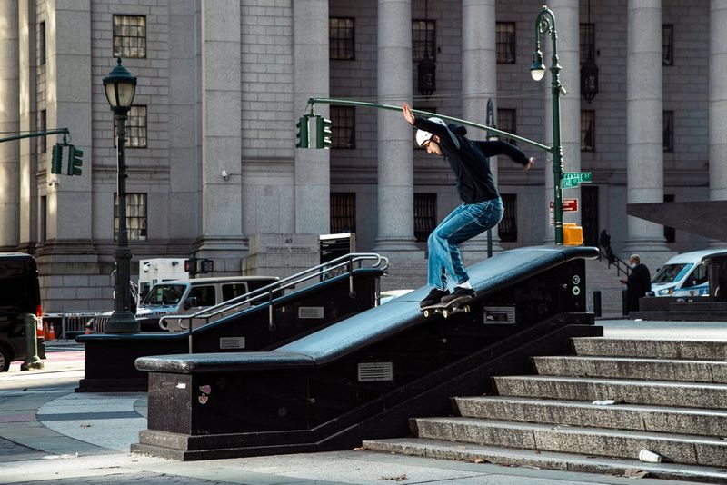Photo d'un skateboardeur glissant sur une rampe dans une rue quasi déserte, prise avec un Canon EOS 6D Mark II par Josh Katz.