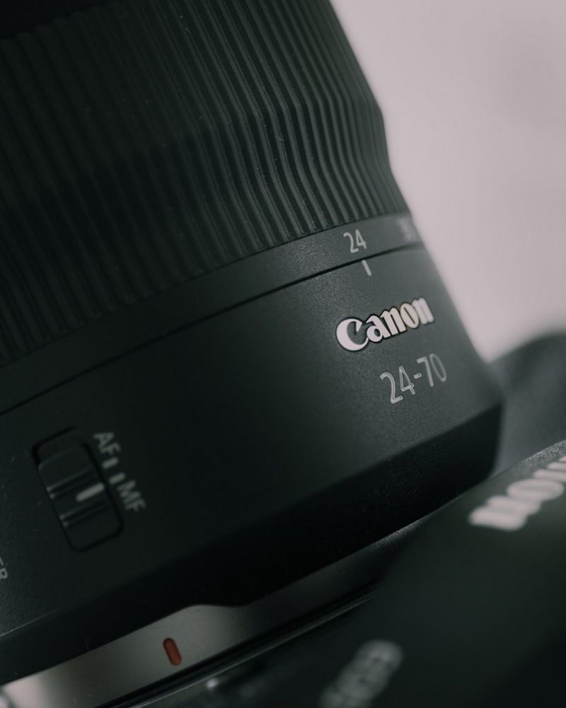 Съемка крупным планом на камеру Canon EOS C70 с объективом Canon RF 24-70mm F2.8L IS USM.