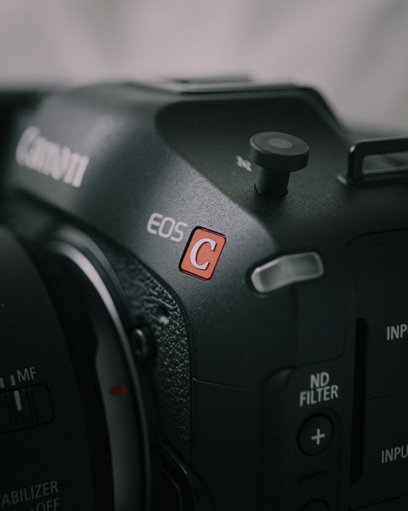 Съемка крупным планом на Canon EOS C70.