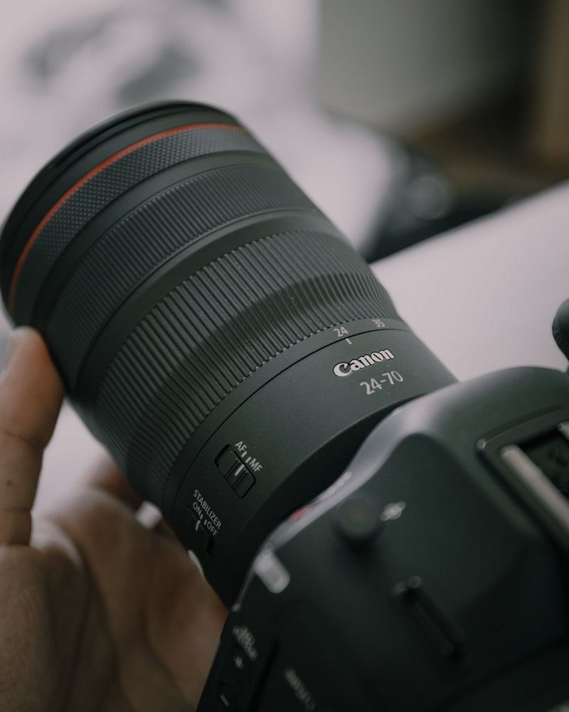 Съемка крупным планом на объектив Canon RF 24-70mm F2.8L IS USM.
