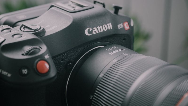 Съемка крупным планом на камеру Canon EOS C70 с объективом RF 24-70mm F2.8L IS USM.