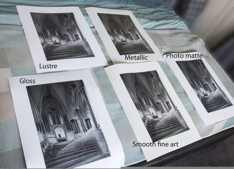 Vijf prints op verschillende soorten papier met dezelfde zwart-witafbeelding van gotische spitsbogen met daaronder een imposante stenen trap.