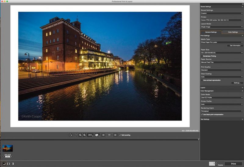 Een nachtopname van een gebouw aan een gracht, geopend in de Professional Print & Layout-software van Canon waarbij de printinstellingen worden getoond.