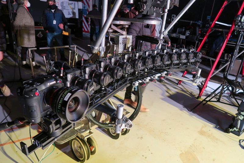 Close-up van meerdere verticaal gemonteerde Canon EOS R5-camera's in een boog op de tv-set.