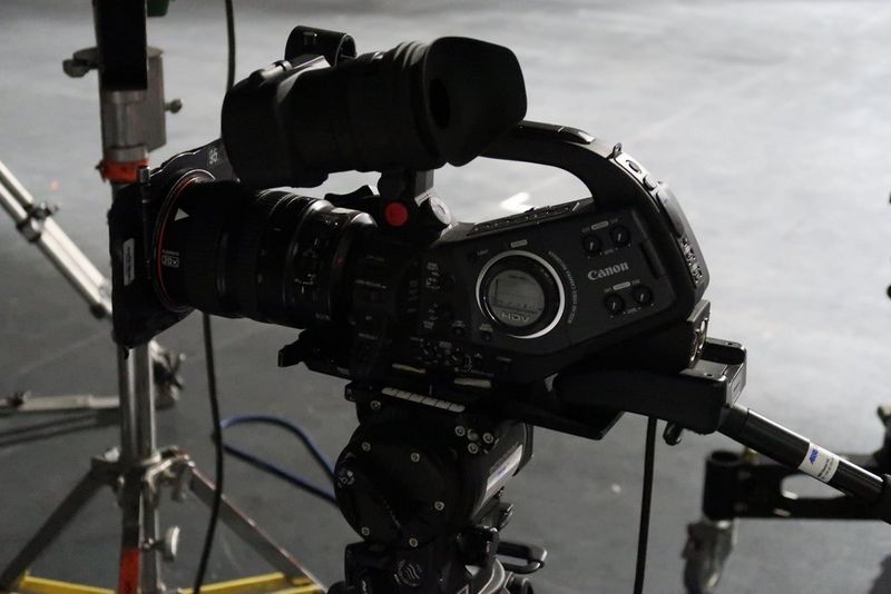 Een close-up van een Canon XL H1-videocamera op een filmset.