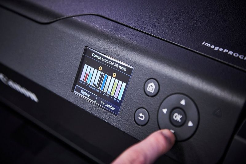 Close-up van het display van een Canon imagePROGRAF-printer waarop het inktniveau kan worden afgelezen.