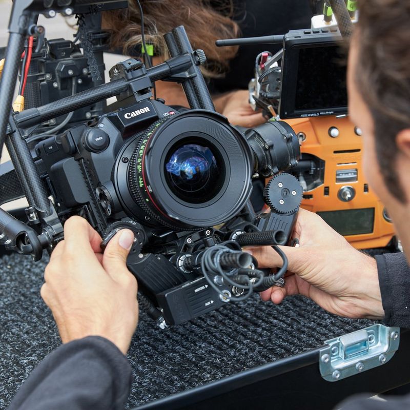 Камера Canon EOS C500 Mark II, прикрепленная к дрону.