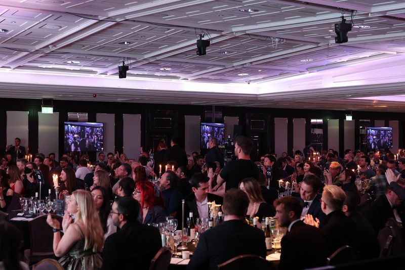 Ein Blick auf die 41. jährlichen Golden Joystick Awards, mit Canon CR-N500 PTZ-Kameras an der Decke und einer Kameraperson mit einer Canon EOS C70 auf einem Gimbal in der Mitte des Bodens.