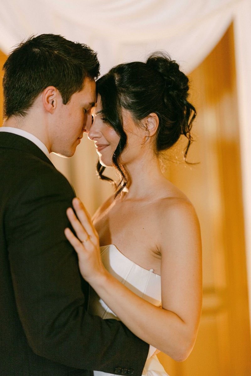 A wedding portrait of a couple embracing, taken on a Canon EOS R5 Mark II with a Canon RF 85mm F1.4L VCM lens by wedding photographer Raïs De Weirdt.