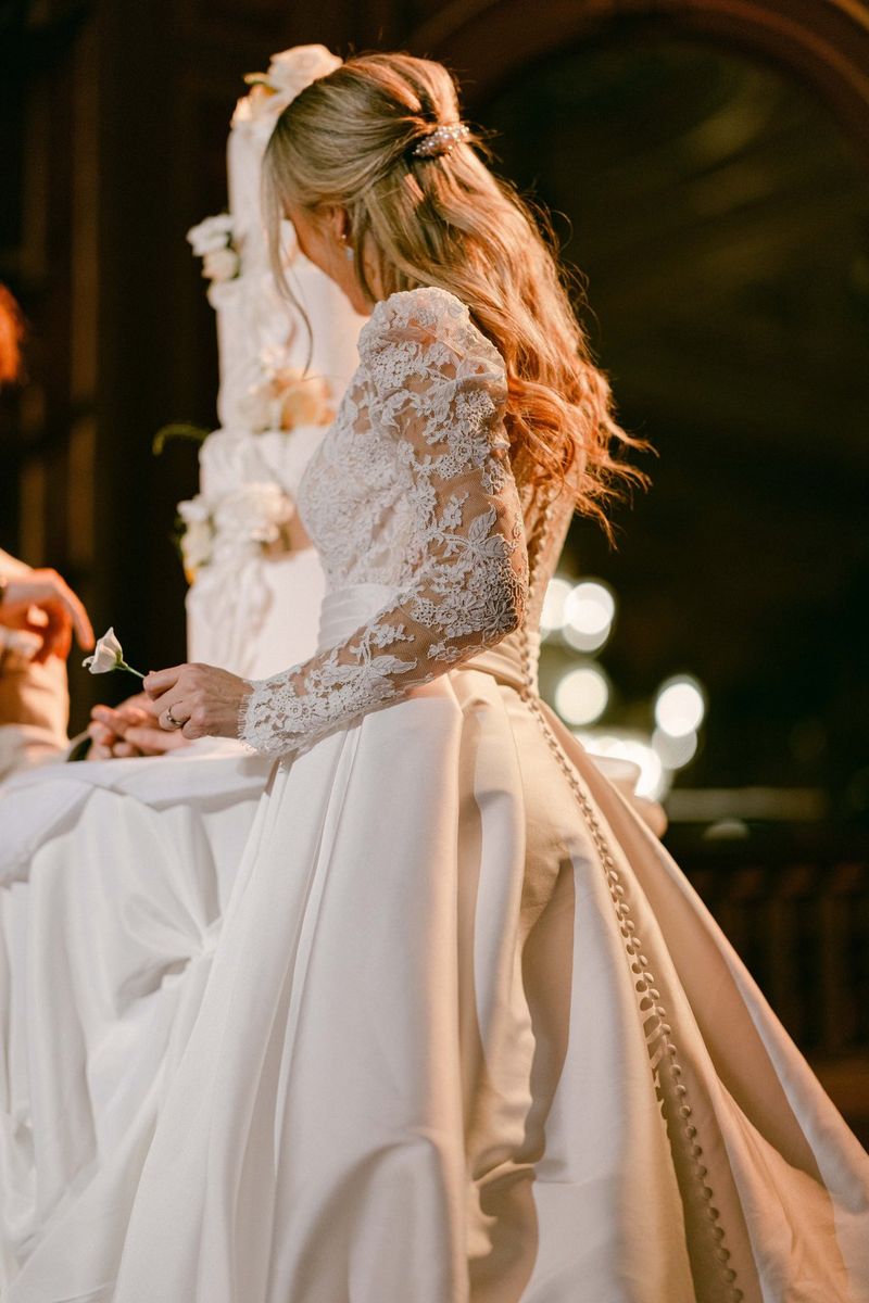 An action photo of a bride from behind, taken on a Canon EOS R5 Mark II with a Canon RF 85mm F1.4L VCM lens by wedding photographer Raïs De Weirdt.