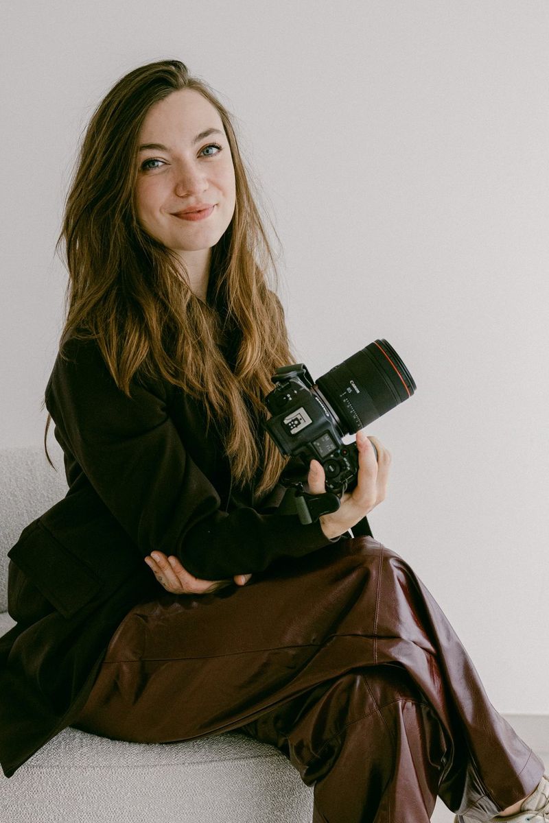 Wedding photographer Raïs De Weirdt holding a Canon EOS R5 Mark II with a Canon RF 85mm F1.4L VCM lens.