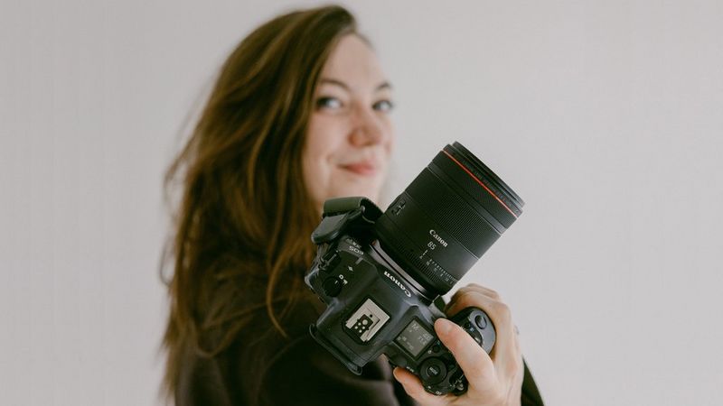 Wedding photographer Raïs De Weirdt holding a Canon EOS R5 Mark II with a Canon RF 85mm F1.4L VCM lens.