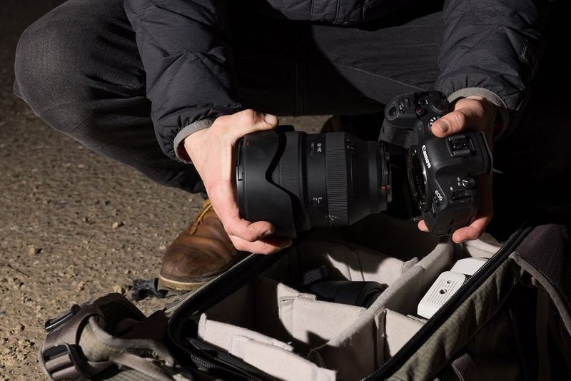 Mentor Lorenz Holder van de Canon Redline Challenge bevestigt een objectief op de Canon EOS R5.