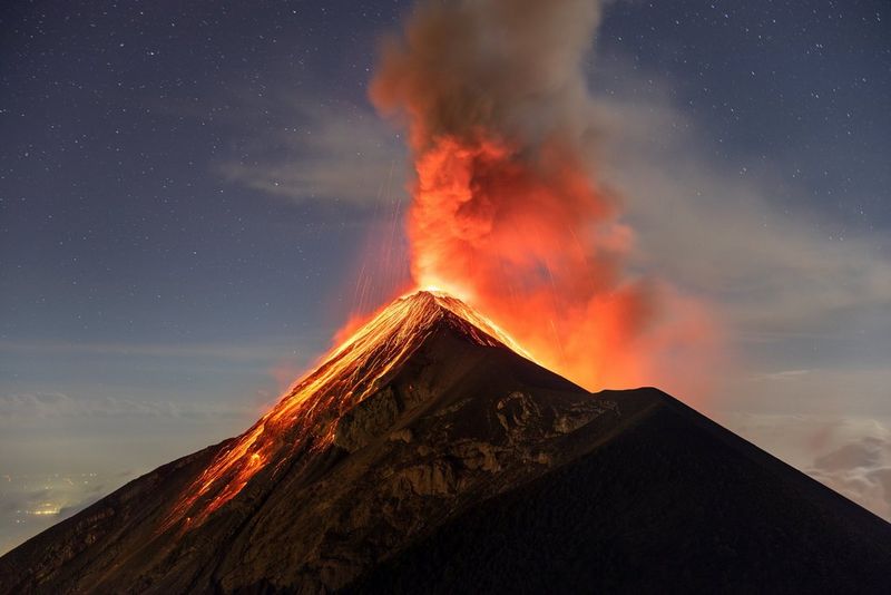 Rookwolken en lava bij een uitbarsting van de vulcaan Fuego in Guatemala. Gefotografeerd door Joel Santos.