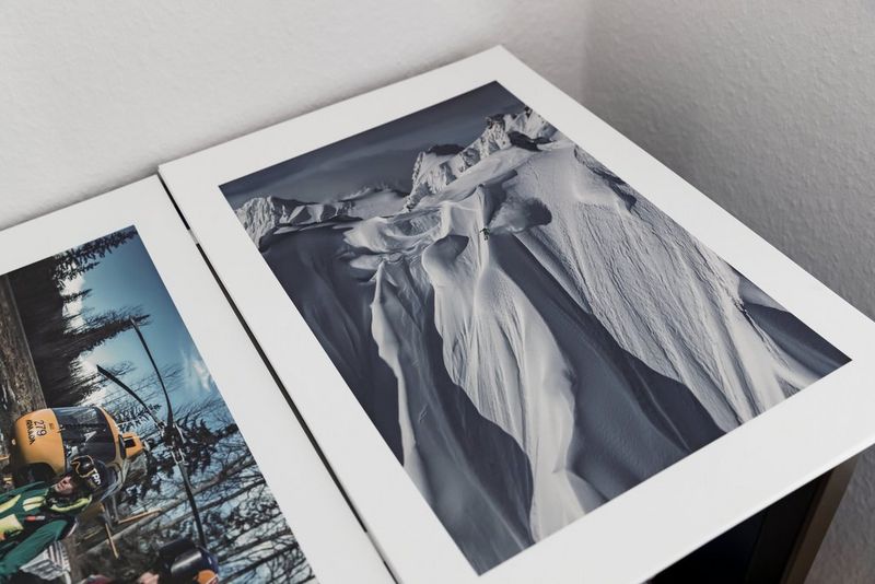 Une impression d'un skieur éclipsé par l'imposante montagne abrupte qu'il dévale. Photo prise par Richard Walch.