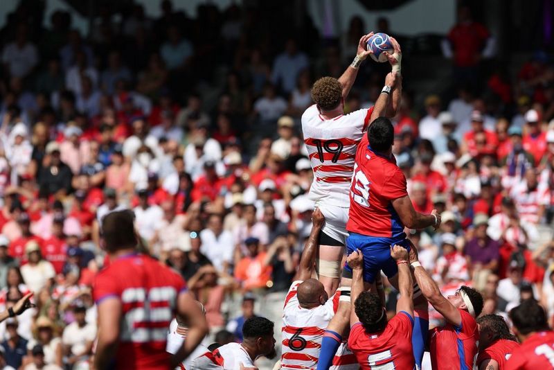 Un giocatore giapponese e uno cileno si contendono il pallone in una foto scattata alla Coppa del Mondo di rugby 2023 con Canon EOS R3 da Karen Haibara.