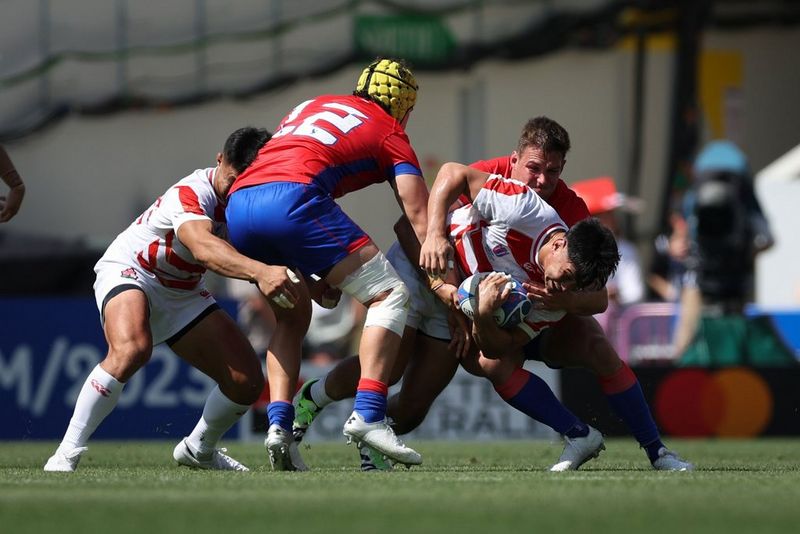 Due giocatori cileni si scontrano con due giocatori giapponesi in uno scatto realizzato da Karen Haibara alla Coppa del Mondo di rugby 2023 con Canon EOS R3.