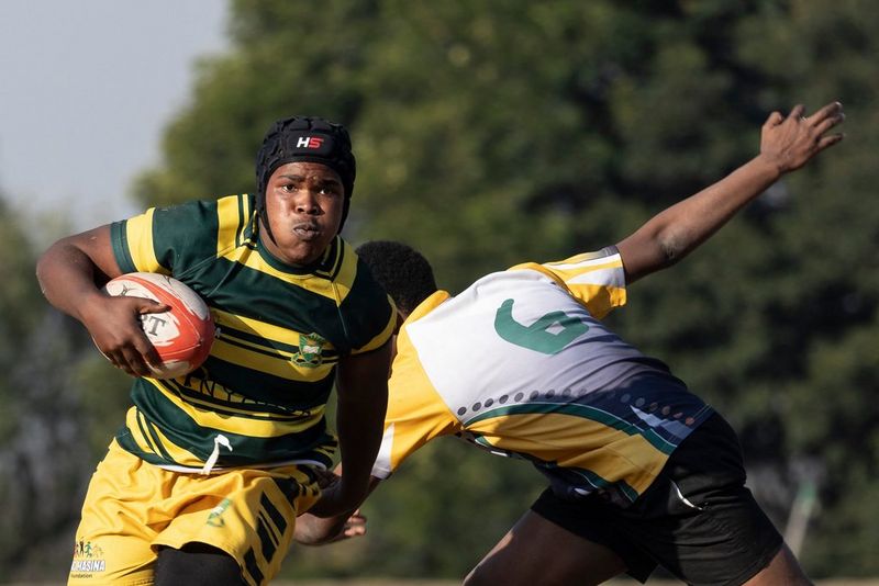 Il capitano del Jabulani Tech evita un placcaggio durante una partita al Marist Brothers Linmeyer, a Johannesburg, in una foto scattata con Canon EOS R3 da Siyamazi Khathola.