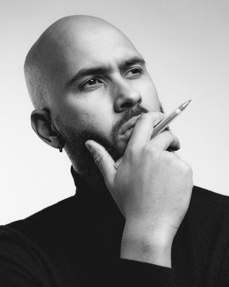 Een zwart-witportretfoto van Jamal Burger.