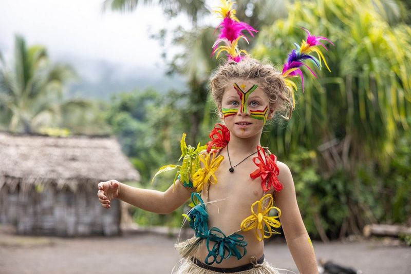На фотографии Уллы Лохманн изображен мальчик в национальном костюме с традиционными для племени украшениями на теле.