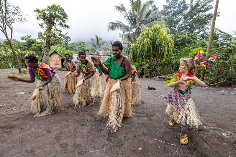 На фотографии Уллы Лохманн изображена группа танцующих людей. Они носят традиционные наряды, их тела украшены рисунками.