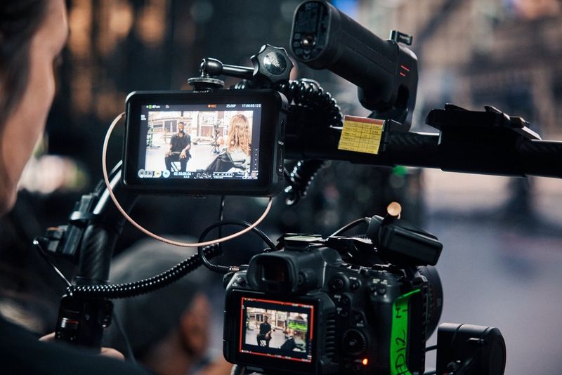 Een beeld vanuit het perspectief van de camera-operator van een Canon EOS C400 met een externe monitor waarop een interview te zien is dat in een OSVP-omgeving wordt gevoerd.