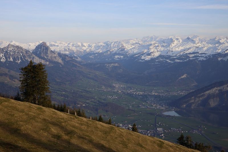 Пейзажная фотография, на которой зритель может увидеть долину и горный хребет с заснеженными вершинами вдалеке. Снято Мартином Биссигом в режиме «Высокое разрешение с IBIS» на Canon EOS R5.