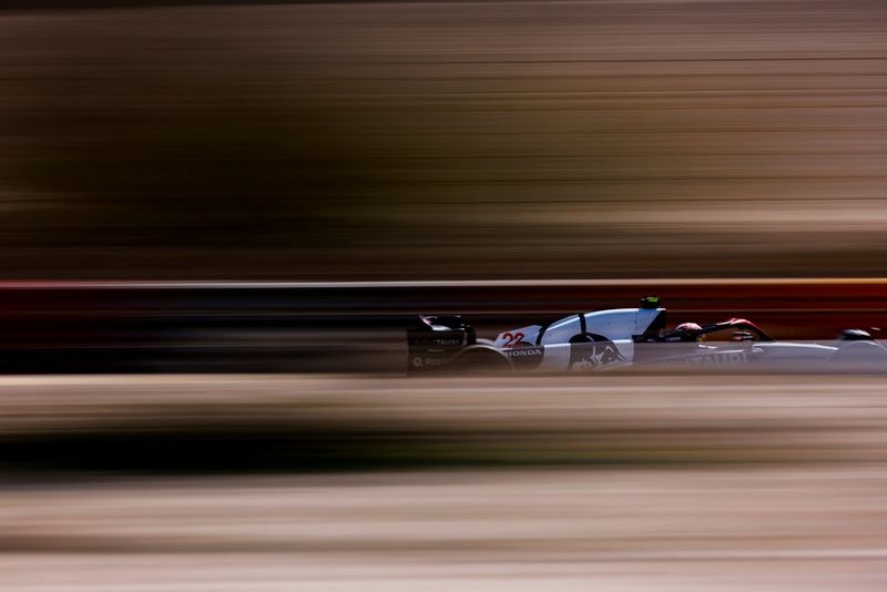 Болид Формулы-1, который едет на высокой скорости, четко запечатлен среди размытых переднего и заднего планов на этой фотографии, сделанной Владимиром Рысом на камеру Canon EOS R3 с включенной функцией «Помощь при панорамировании».