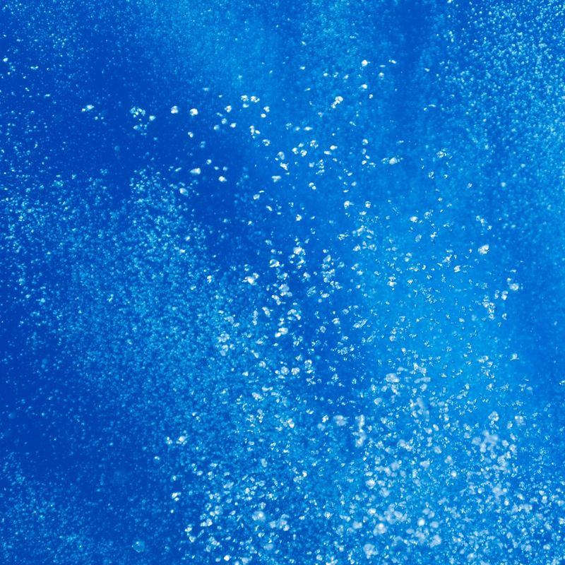 Miriadi di bollicine immortalate sotto la superficie del Mar Rosso.