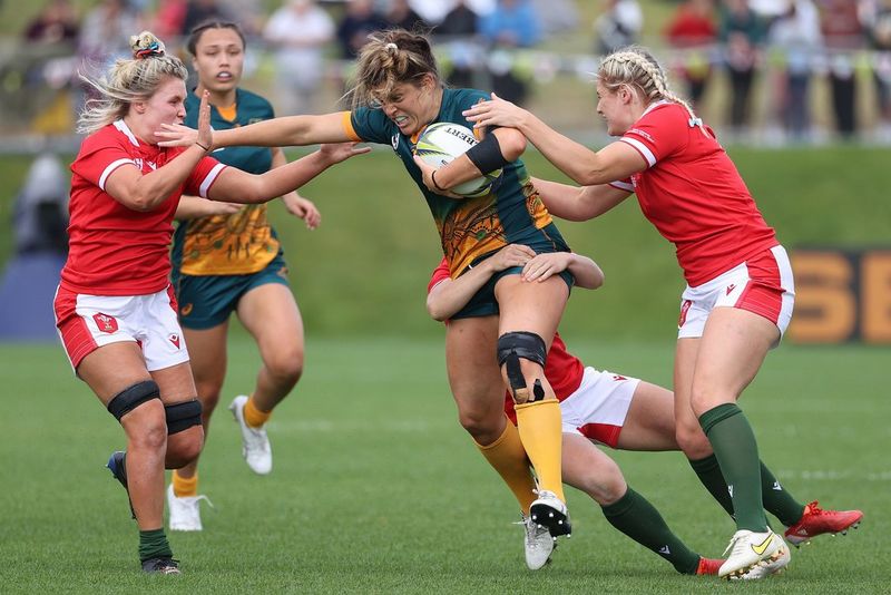 Tre giocatrici gallesi placcano una giocatrice australiana alla Coppa del Mondo di rugby 2021 tenutasi in Nuova Zelanda. Scatto realizzato da Fiona Goodall con un obiettivo Canon EF 200-400mm f/4 L IS USM Extender 1.4x.