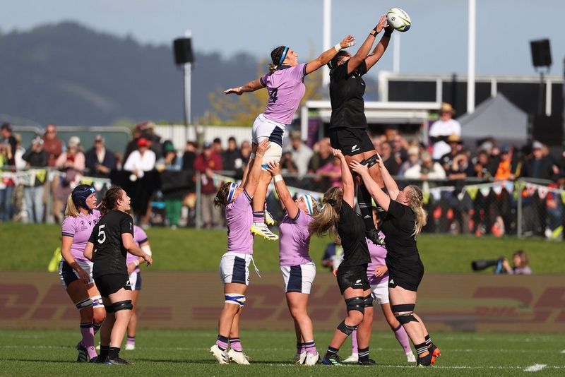 Le giocatrici di rugby di Scozia e Nuova Zelanda si sfidano in una touche e una giocatrice di ciascuna squadra viene sollevata in aria. Scatto realizzato da Fiona Goodall con un obiettivo Canon EF 200-400mm f/4 L IS USM Extender 1.4x.