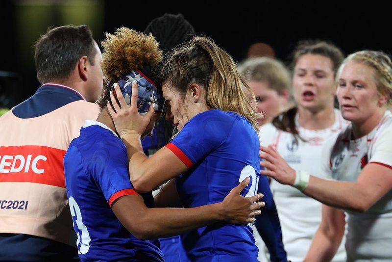 La francese Maelle Filopon consola la compagna di squadra Gaelle Hermet mentre le giocatrici inglesi le osservano durante la Coppa del Mondo 2021. Scatto realizzato da Fiona Goodall con un obiettivo Canon EF 200-400mm f/4 L IS USM Extender 1.4x.