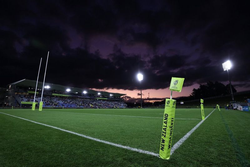 Una foto scatta dall'angolo del campo del Northland Events Centre al tramonto, con l'area di meta e le tribune per i visitatori in lontananza durante la Coppa del Mondo di rugby 2021. Scatto realizzato da Fiona Goodall con un obiettivo Canon EF 16-35mm f/2.8 L III USM.