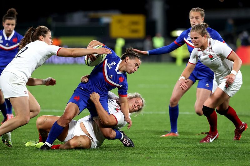 Laure Sansus della Francia viene placcato da una giocatrice dell'Inghilterra alla Rugby World Cup 2021. Scatto realizzato da Fiona Goodall con un obiettivo Canon EF 200-400mm f/4 L IS USM Extender 1.4x.