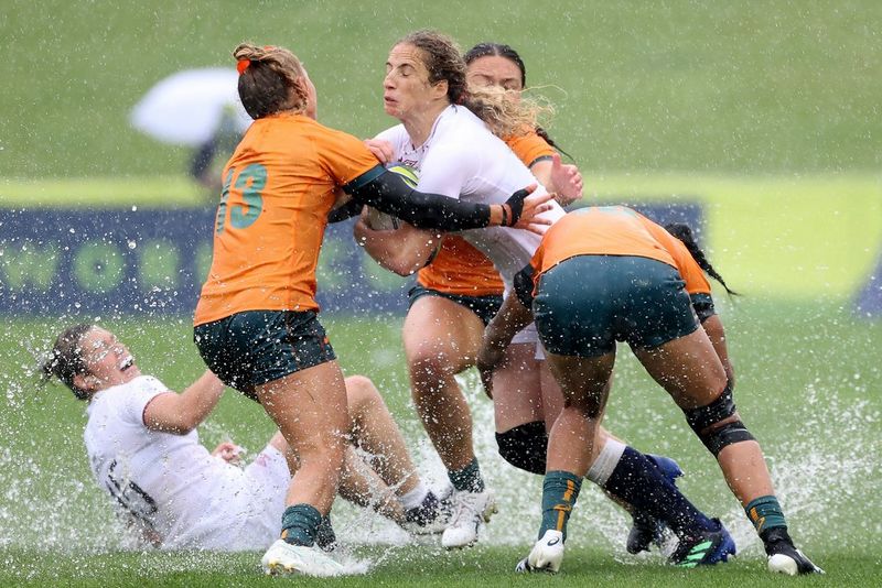 Le giocatrici festeggiano la meta di Joanah Ngan-Woo della Nuova Zelanda che urla di gioia circondata dalle avversarie australiane alla Coppa del Mondo di rugby 2021. Scatto realizzato da Fiona Goodall con un obiettivo Canon EF 200-400mm f/4 L IS USM Extender 1.4x.
