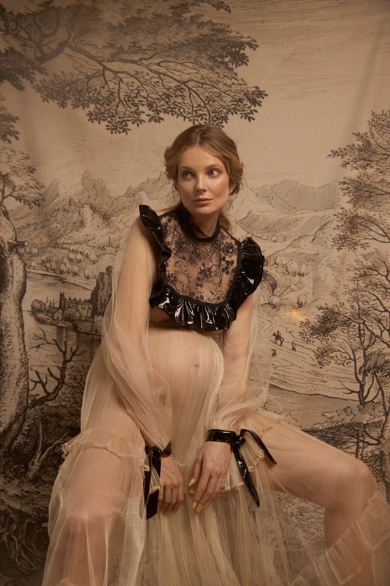 Mihalik Enikő nemzetközi fotómodell kismamaként átlátszó ruhában pózol.