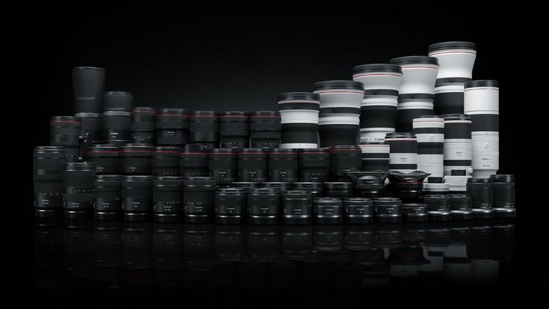 Sortimentet av Canon RF- och RF-S-objektiv, taget mot en mörk bakgrund.