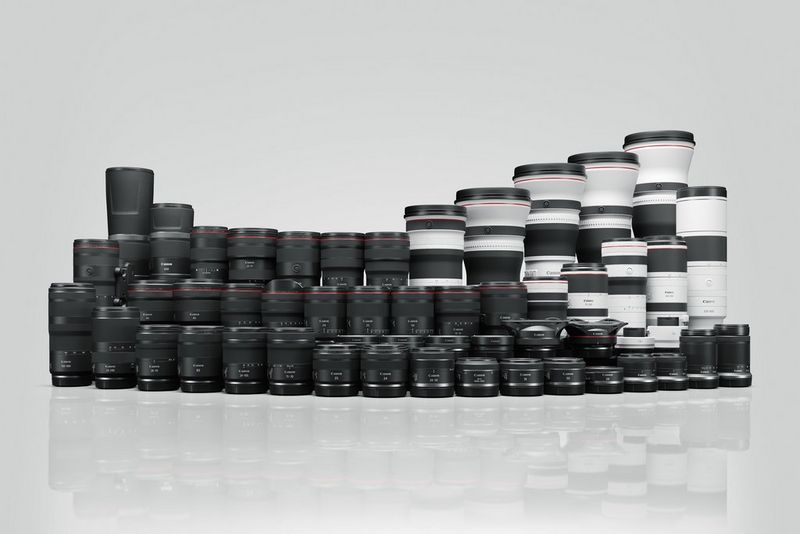 מגוון עדשות RF של Canon ניצבות יחד על רקע לבן.