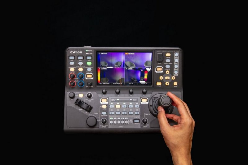 Diversi pulsanti fisici e ghiere