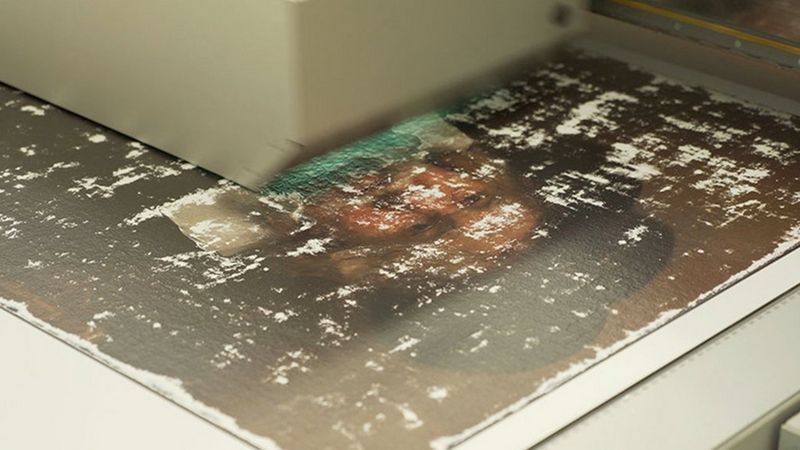 De verbeterde afdruktechnologie van Canon Production Printing zorgt voor een gestructureerd oppervlak van een replica van Rembrandt’s Portret van een oude man door meerdere lagen inkt met een dikte van 2 tot 40 μm op elkaar te leggen.